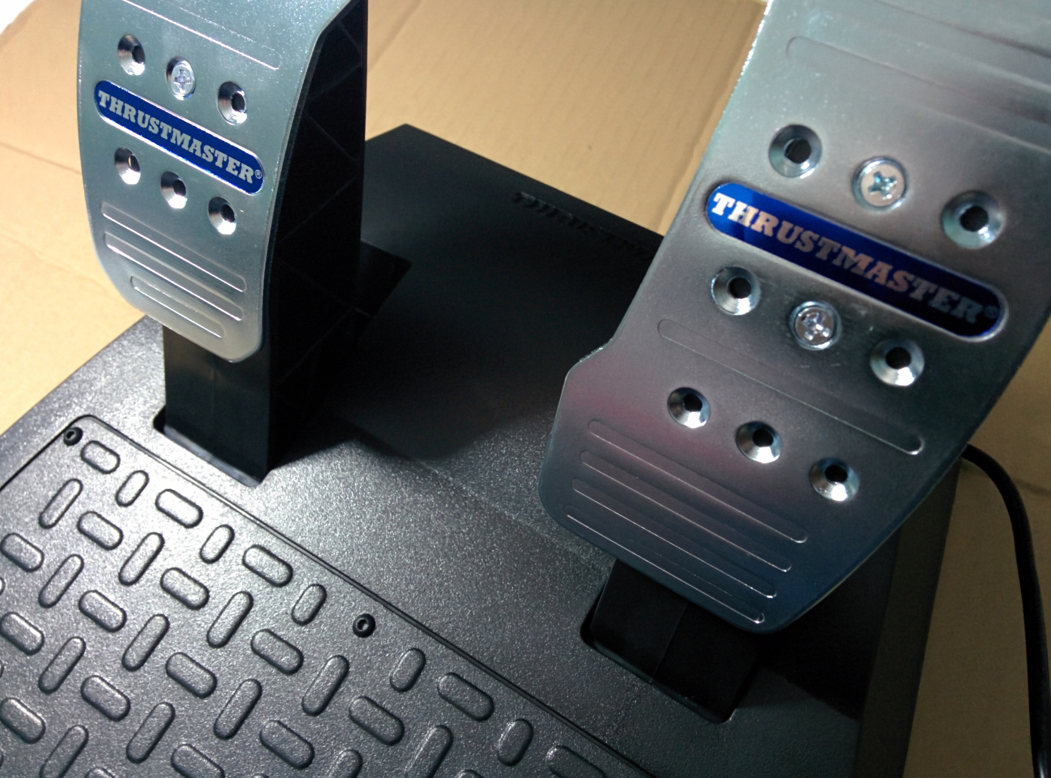 Recensione Thrustmaster T300 Pedaliera