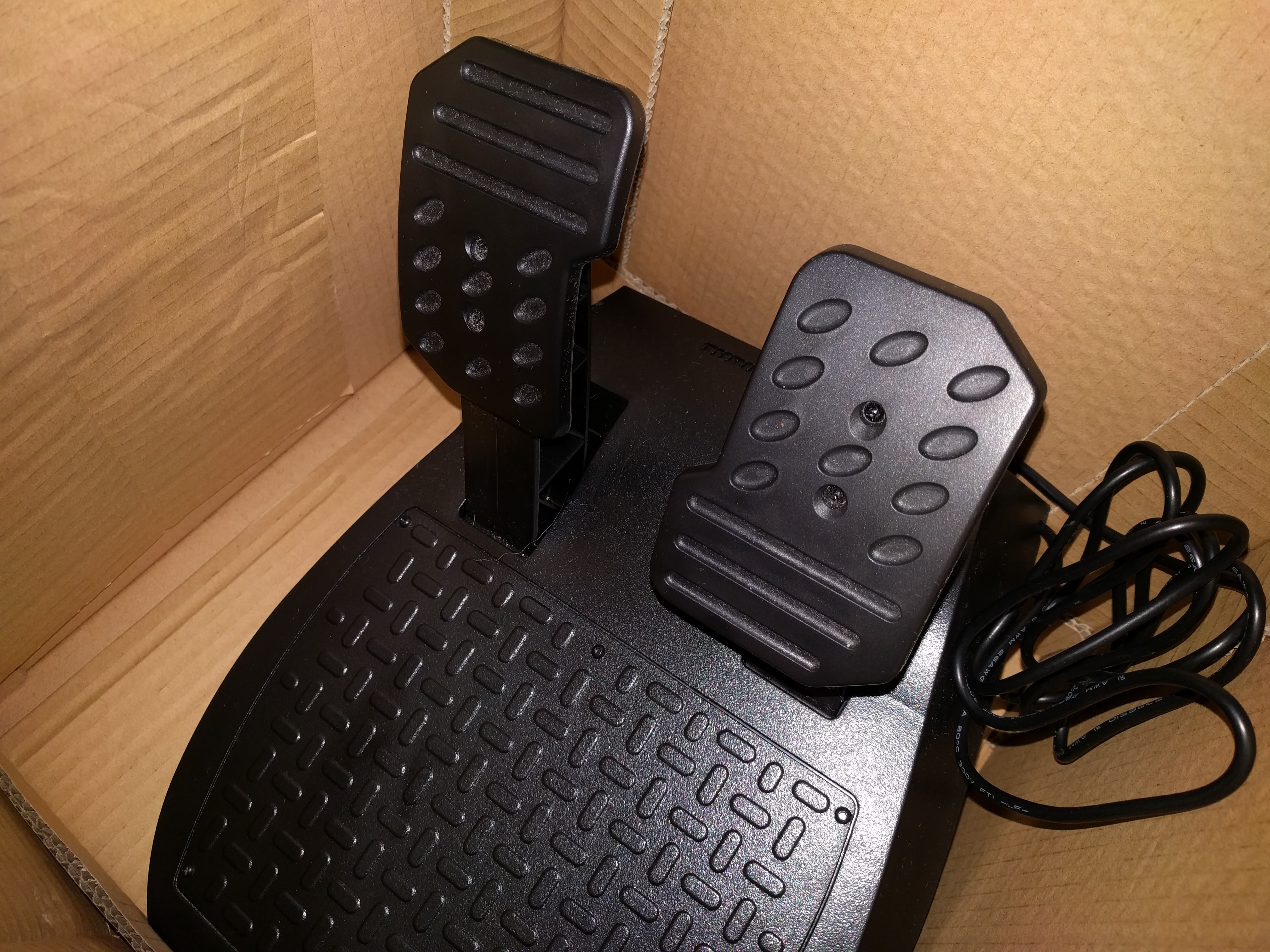 Thrustmaster T150 Pedali 3